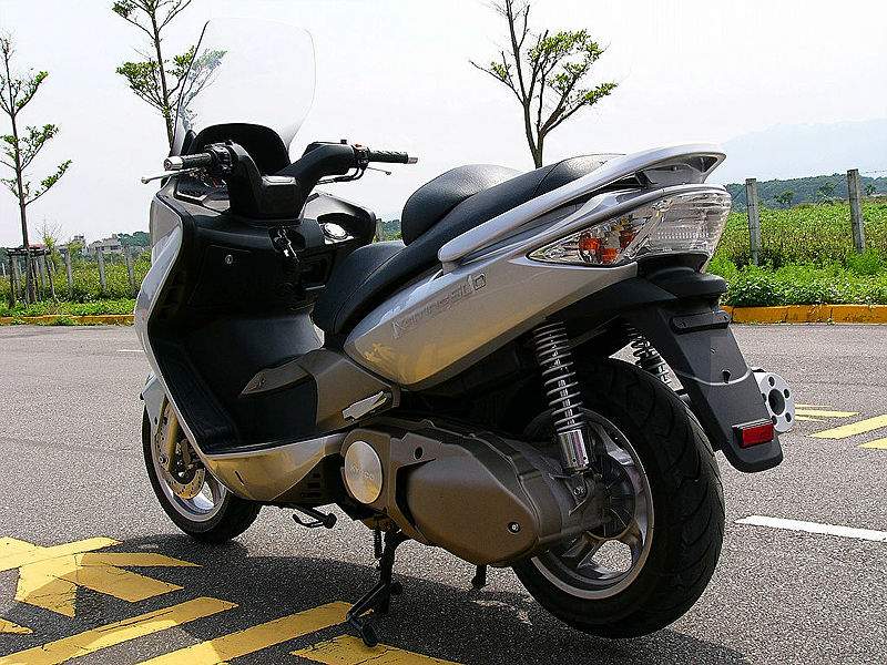 What motor scooters does Kymco produce?